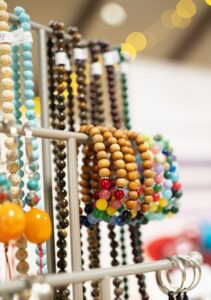 Håndlavede malakæder og armbånd fra Nepal. Smykker med sjæl, skabt i naturlige materialer